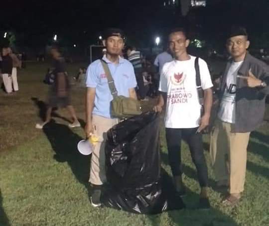 Sampah Berserakan Pasca Kampanye 01 di Stadion Sriwedari Solo Dibersihkan Relawan 02